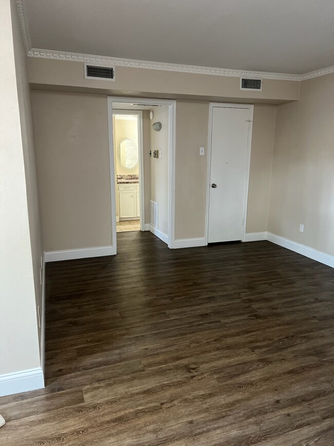 Living Room - 4217 Avondale Ave