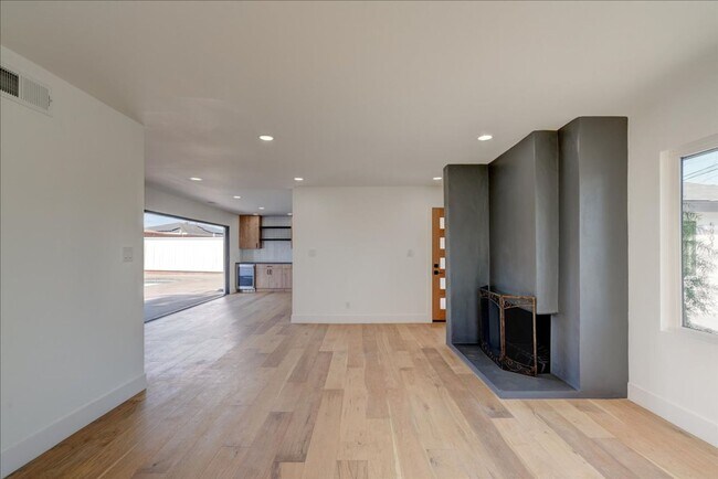 Foto del edificio - Experience Modern Elegance and an ADU in t...