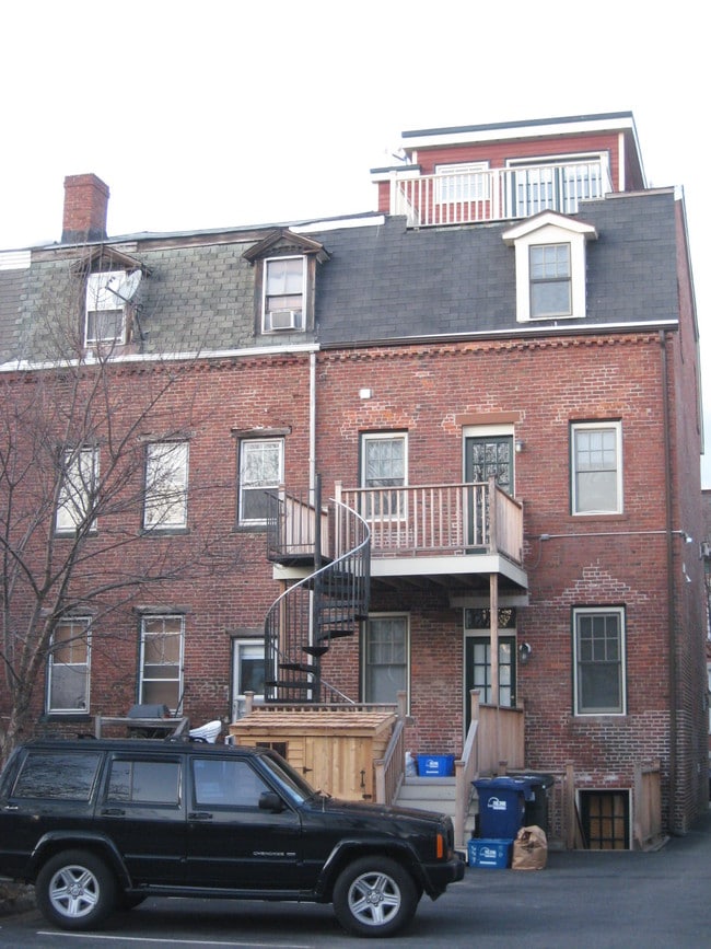Building Photo - 599 E 6th St
