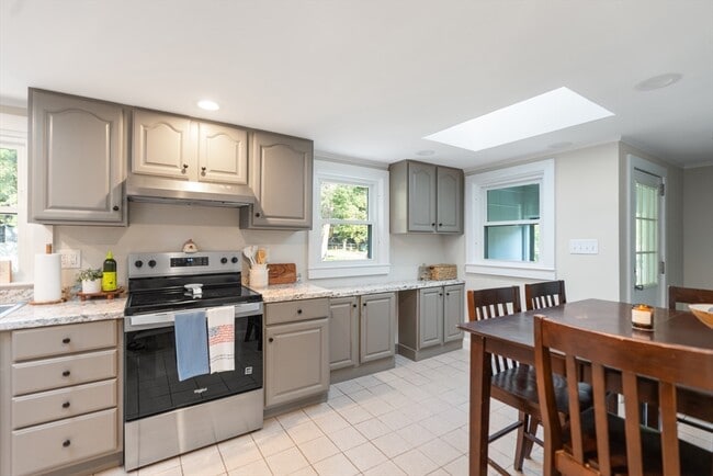 Building Photo - 33 Park Dr