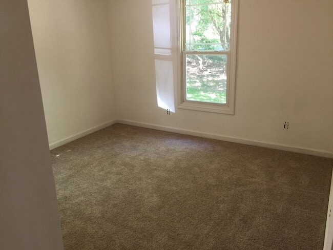 Building Photo - Cute @BR/1.5BA refinished Bungalow