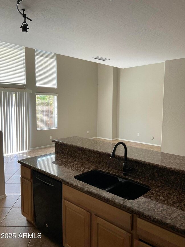 Building Photo - 1015 S Val Vista Dr