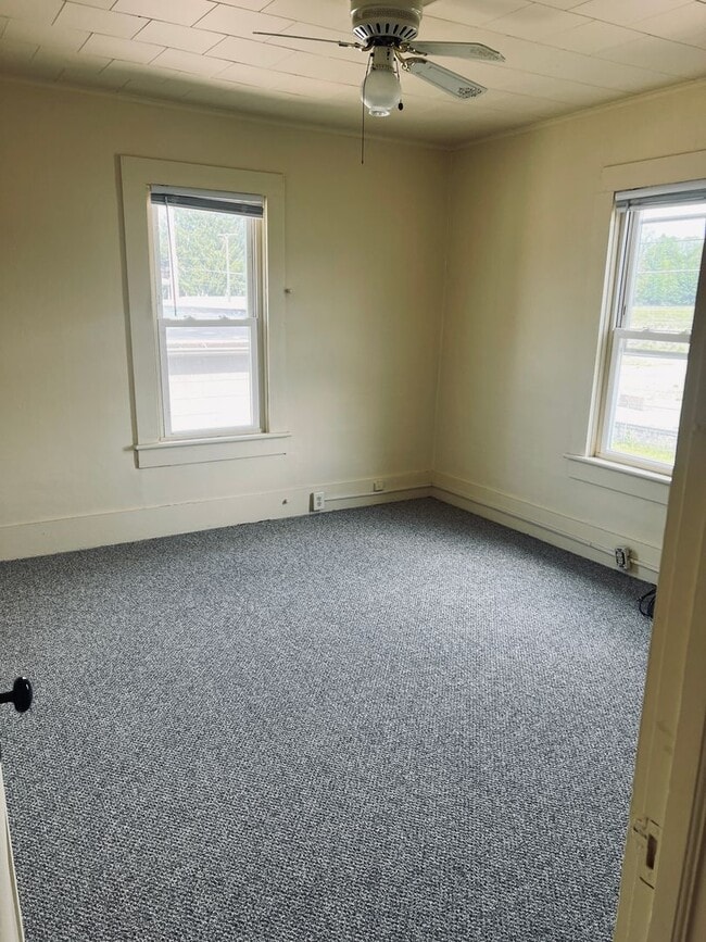 Building Photo - Large 3 bedroom Single Family Home