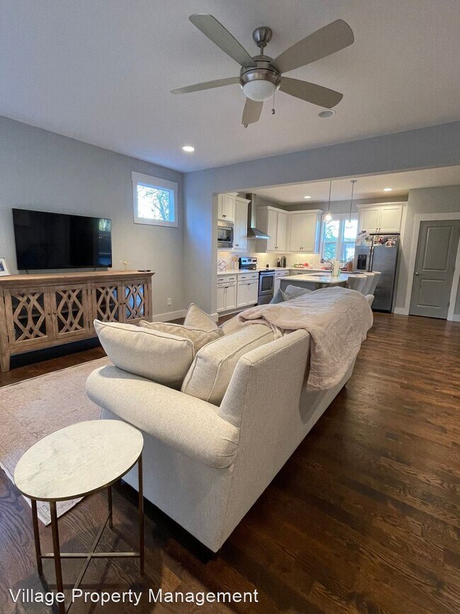 Building Photo - 3 br, 2.5 bath House - 702 B Waco Drive
