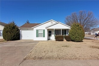 Building Photo - 2515 Parkcrest Dr