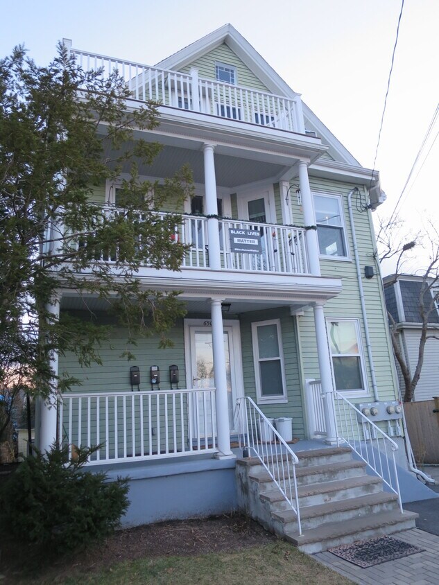 Primary Photo - 650 Huron Ave