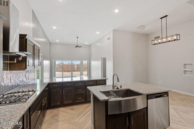 Foto del edificio - 913 Louisiana Downs Ave