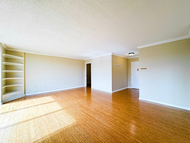 Building Photo - Bright And Spacious 1 Bed 1 Bath Condo Wit...