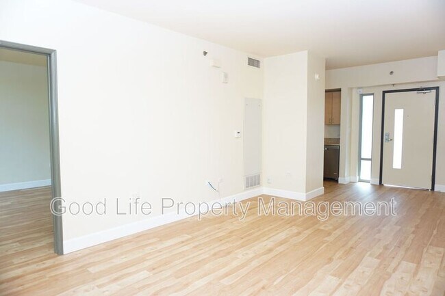 Building Photo - 425 W Beech St