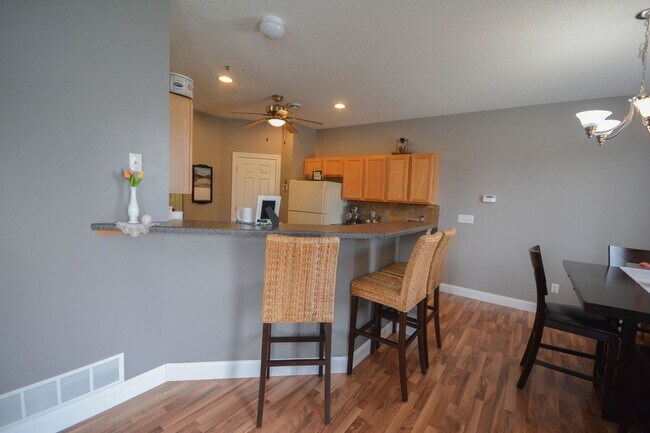 Building Photo - Beautiful Boulder Ridge end unit townhome w/upgrades throughout!