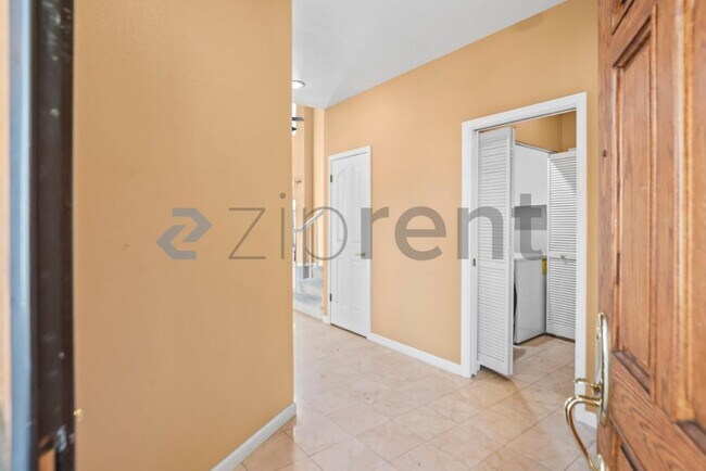 Building Photo - Unit