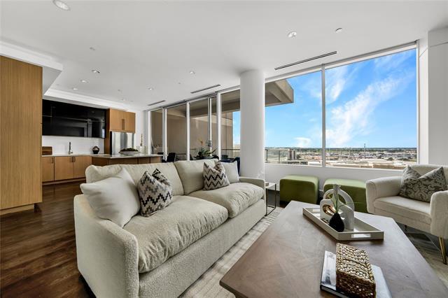 Foto del edificio - 2408 Victory Park Ln