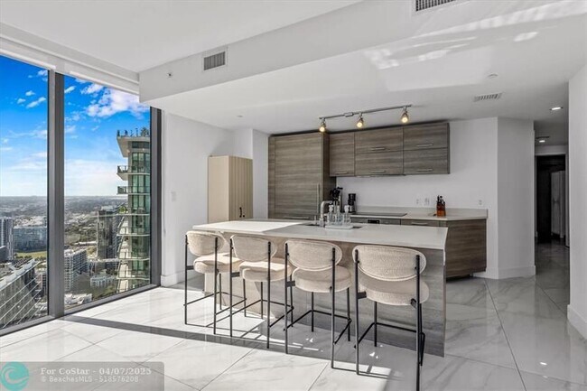 Foto del edificio - 650 NE 32nd St