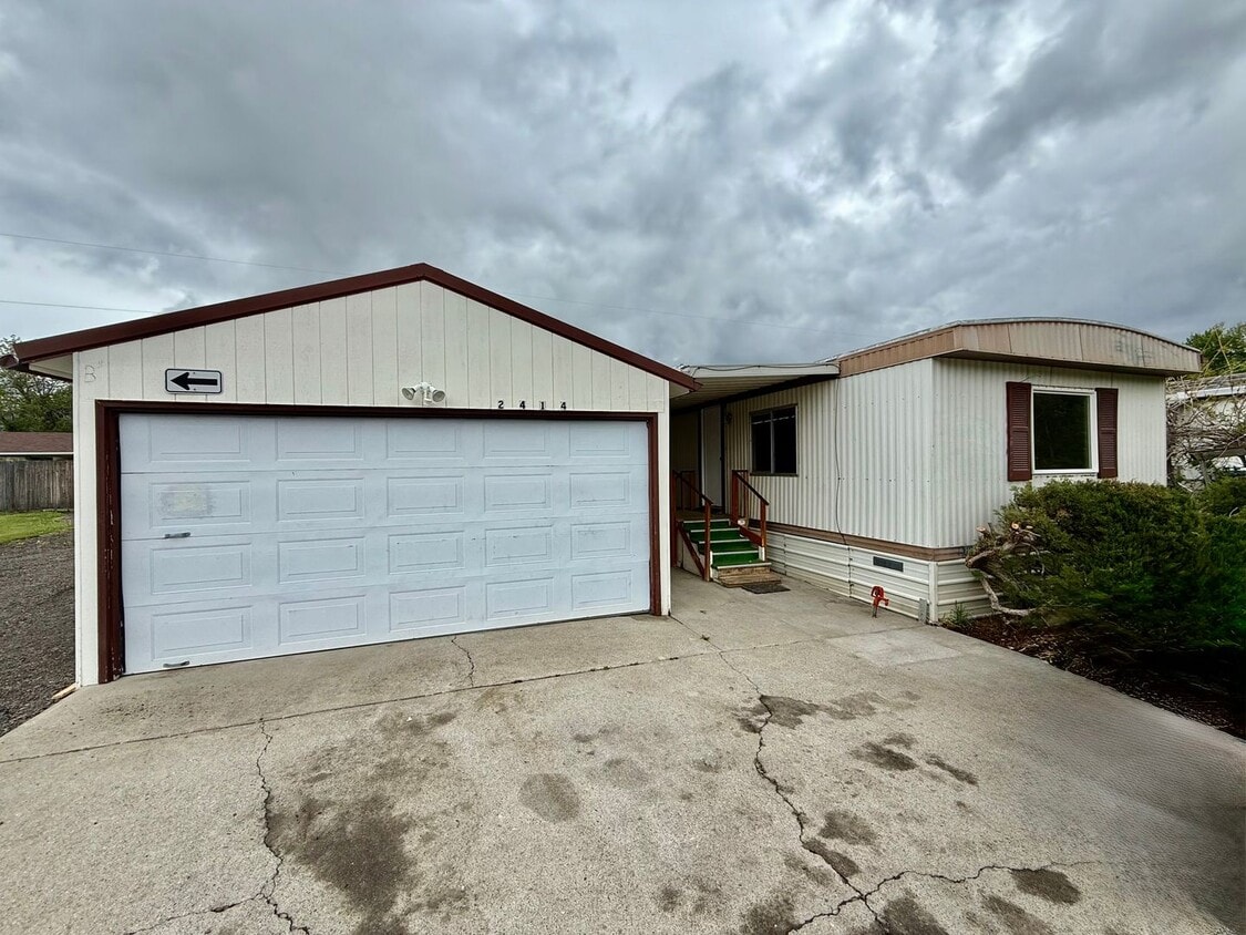 Primary Photo - 2414 Empire Dr