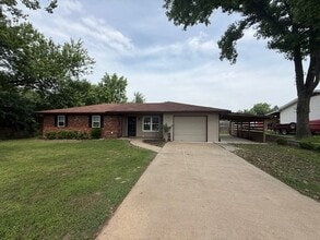 Building Photo - 1311 Royal Dr