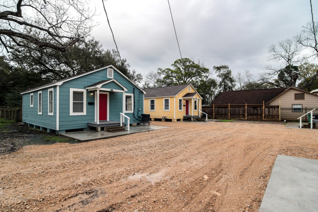 1318 W Blum St, Alvin, TX 77511 House for Rent in Alvin, TX