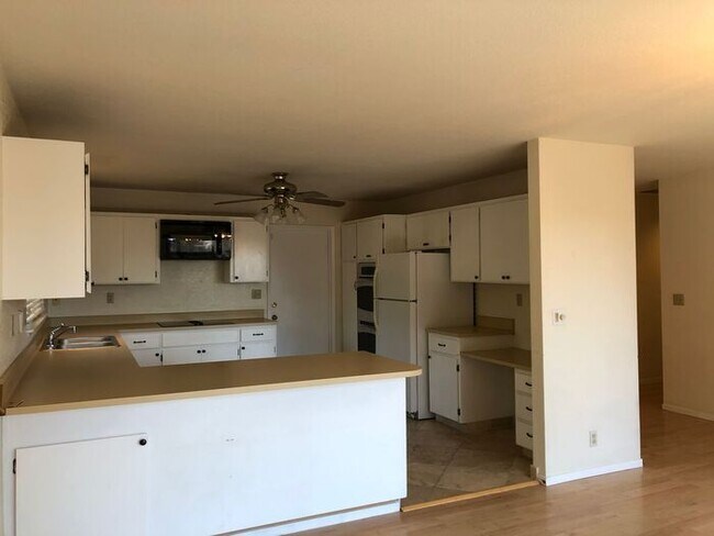 Building Photo - 4012 El Bosque Dr