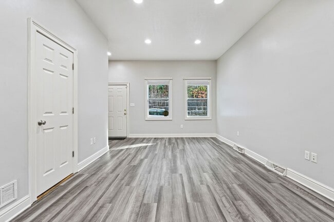 Building Photo - Southside Flats 4 Bed, 2.5 Bath w/ Bonus R...