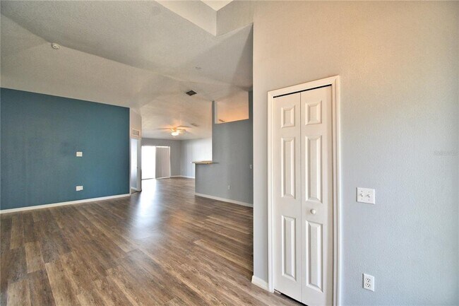 Foto del edificio - 328 Thomasdale Ave