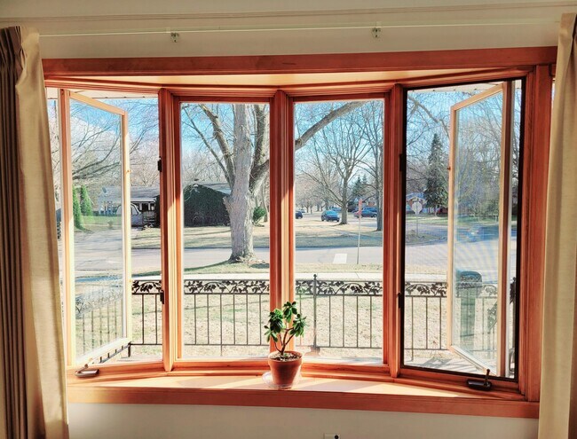 Picture window in living room - 1486 Collegewood St