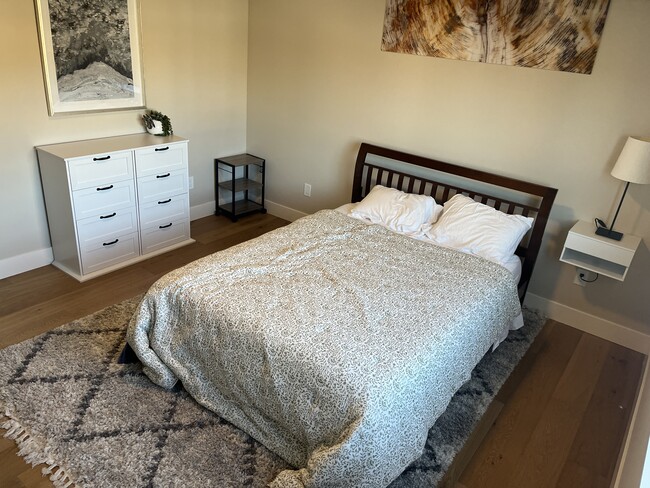 bedroom with queen bed - 1825 Sonterra Ct