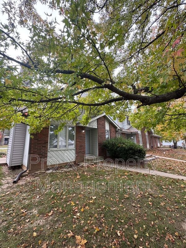 Building Photo - 300-310 Streamside Ct