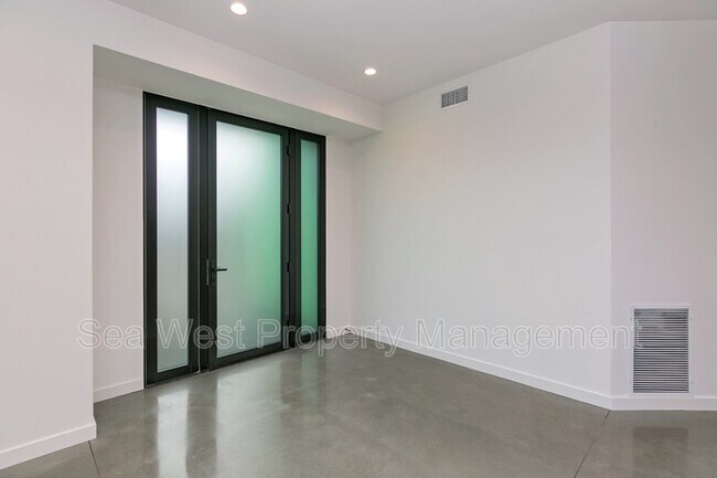 Building Photo - 161 Avocado St