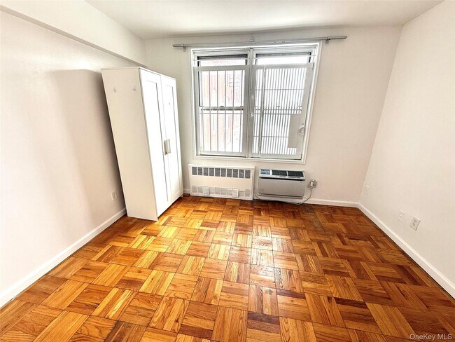 Foto del edificio - 74-02 43rd Ave