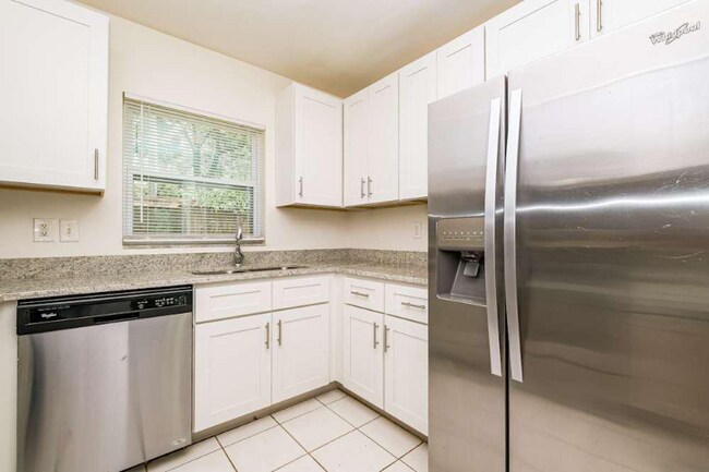 Foto del edificio - 123123 Woodleigh Ave