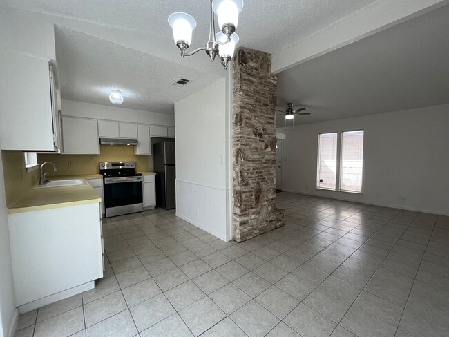 Building Photo - 12302 Willow Wild Dr
