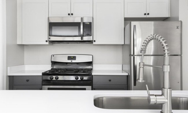 Remodelado sofisticada cocina - Pembroke Woods