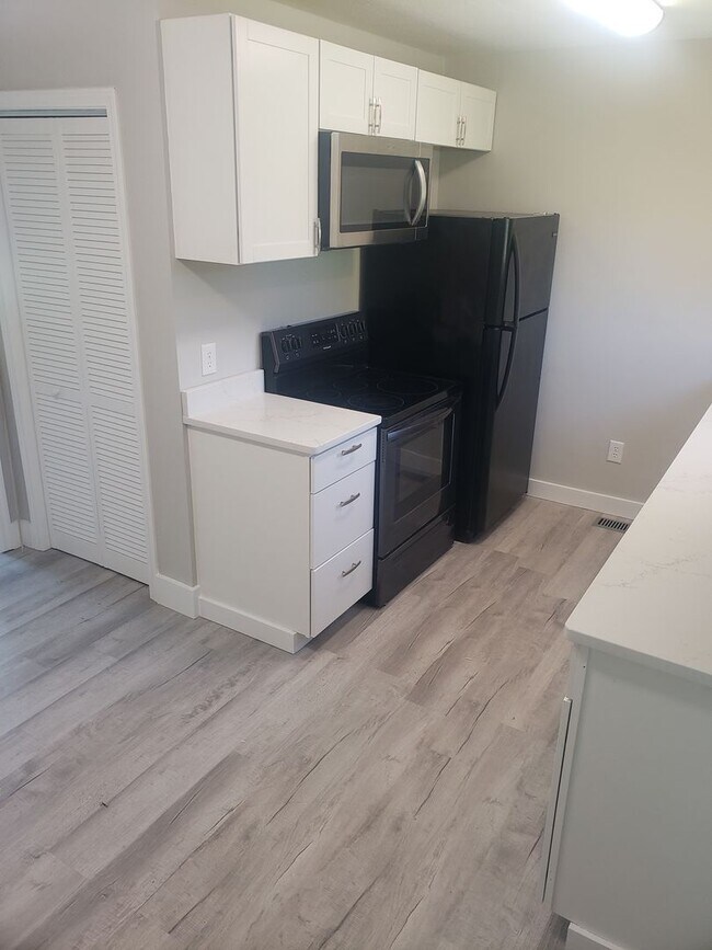 Foto del edificio - Beautifully Remodeled 3 Bedroom 2 Bathroom...