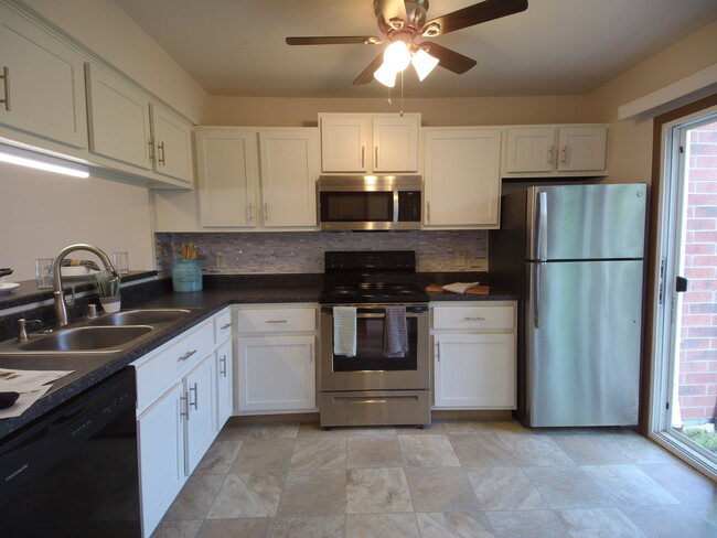 Kitchen - Village Square Townhomes