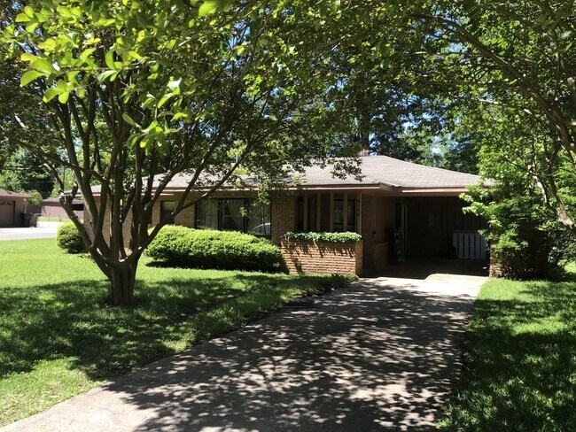 Building Photo - *3/2*SOUTHERN HILLS/SOUTHWOOD*FRESH PAINT*