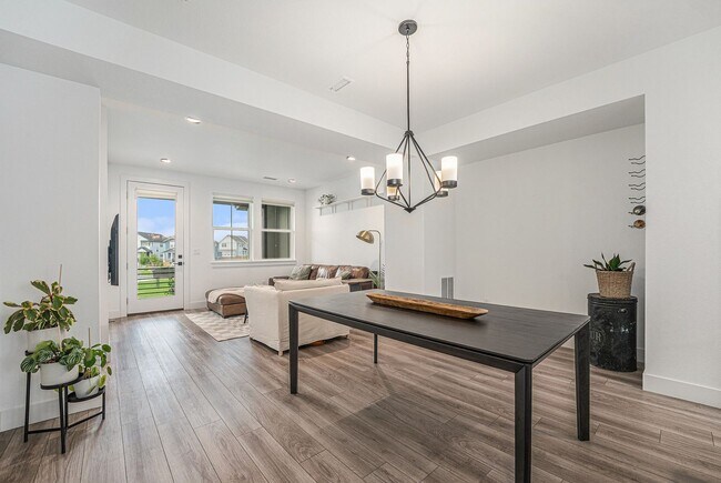 Foto del edificio - Stylish Town Home In Desirable Thornton Ne...