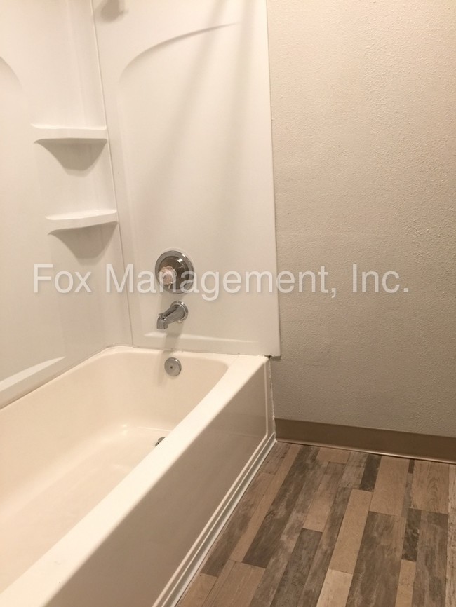 Building Photo - 17712 NE Glisan St