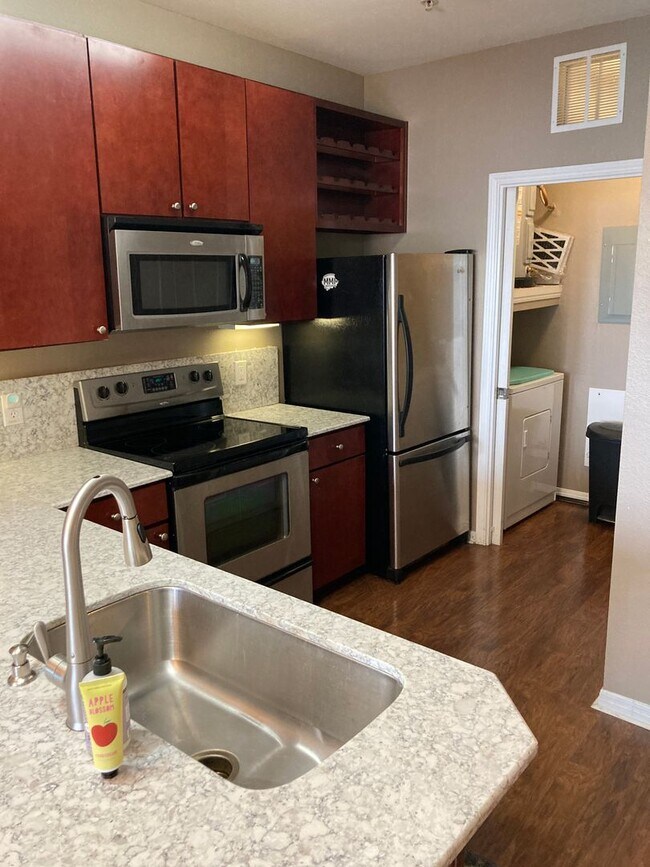 Foto del edificio - Fully Furnished 2/2 Condo in West Campus