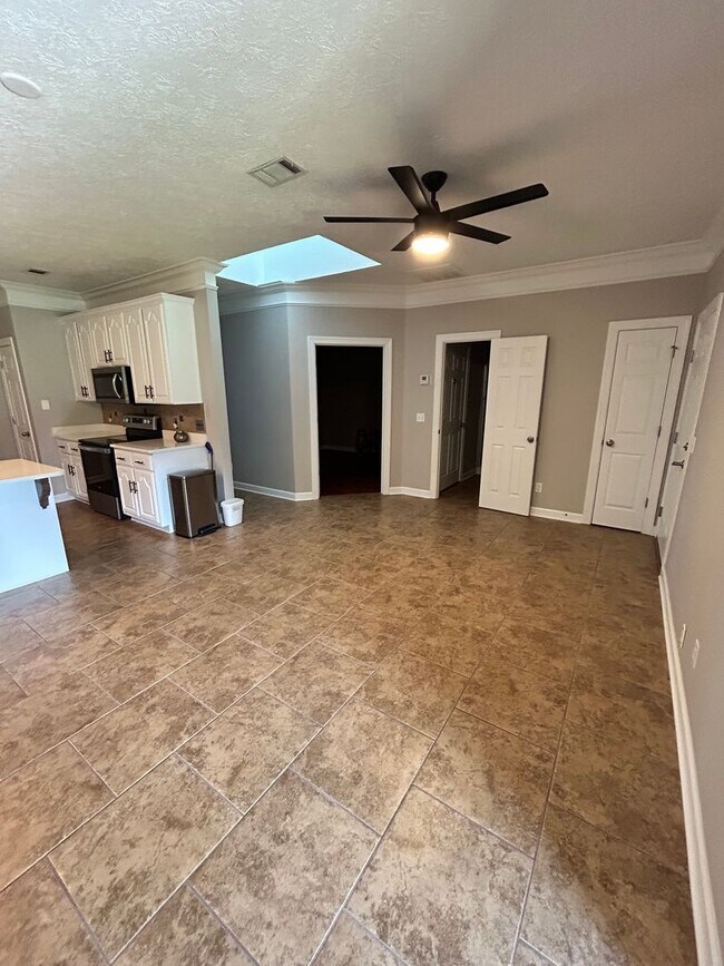 Building Photo - 2908 Country Club Dr
