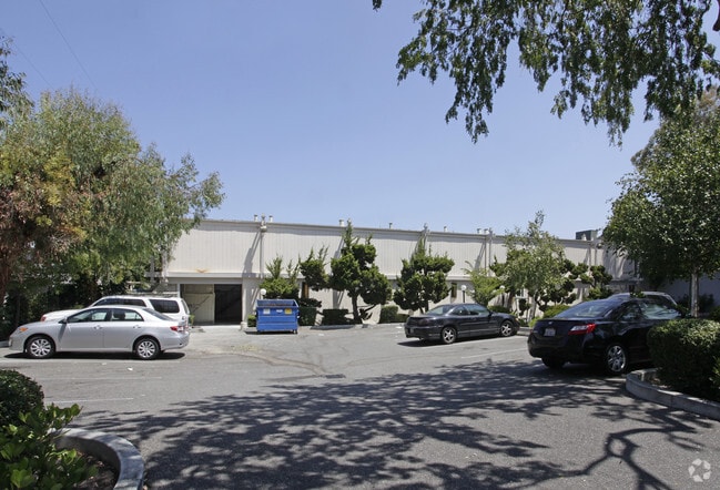 Building Photo - Plaza Studios