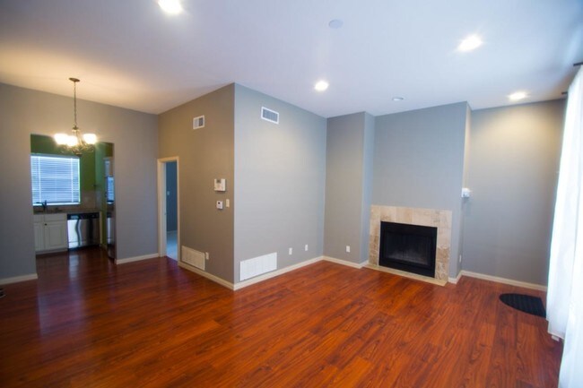 Sala de estar - 1818 N Fitzhugh Ave