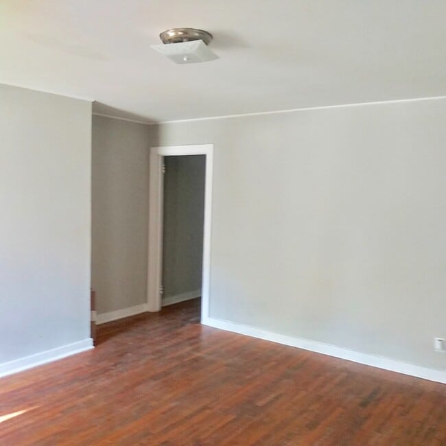 Building Photo - Updated Apartment 2 Bedrooms, First Floor ...