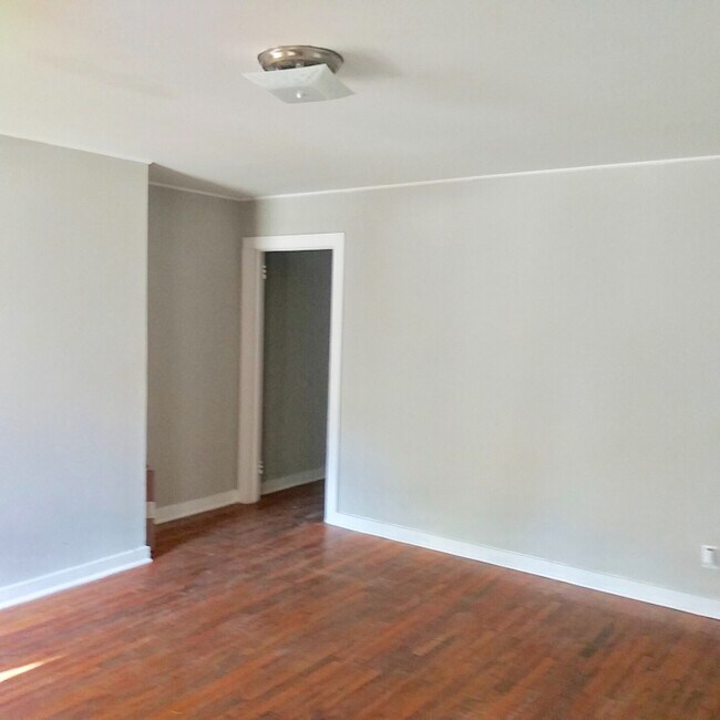Foto del edificio - Updated Apartment 2 Bedrooms, First Floor ...
