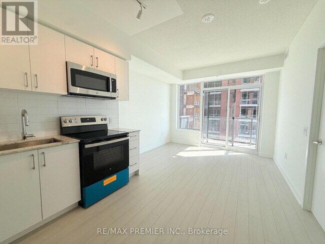 Photo du bâtiment - 4010 Eglinton Ave W
