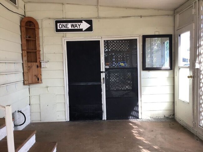 Building Photo - Spacious Mobile Home on Corner Lot LEASE W...