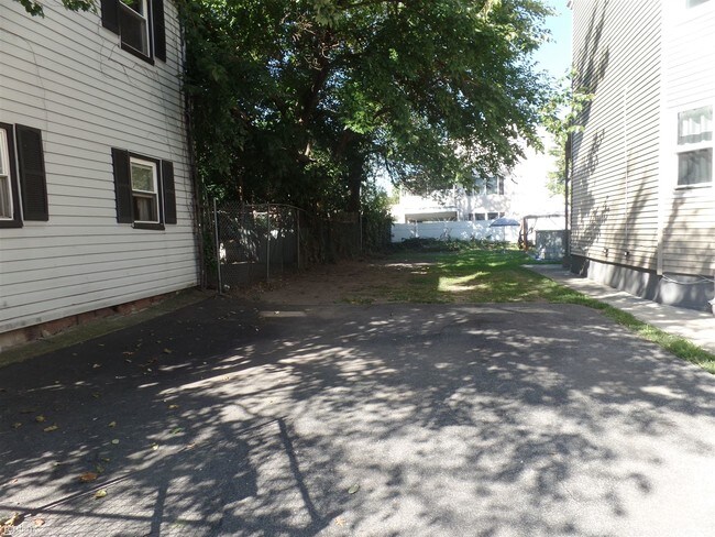 Building Photo - 576 E 22nd St