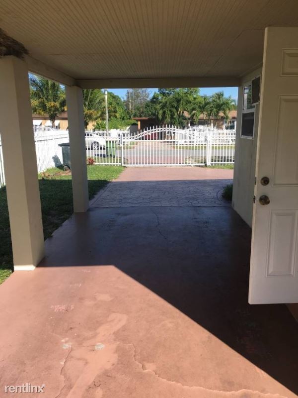 Foto del edificio - 1 br, 11 bath Townhome - 1510 NW 130th St