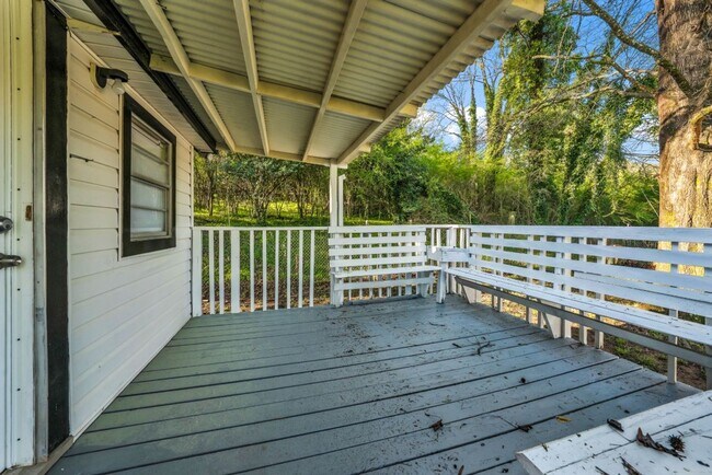 Foto del edificio - Charming Renovated 2BR Home – Full of Char...