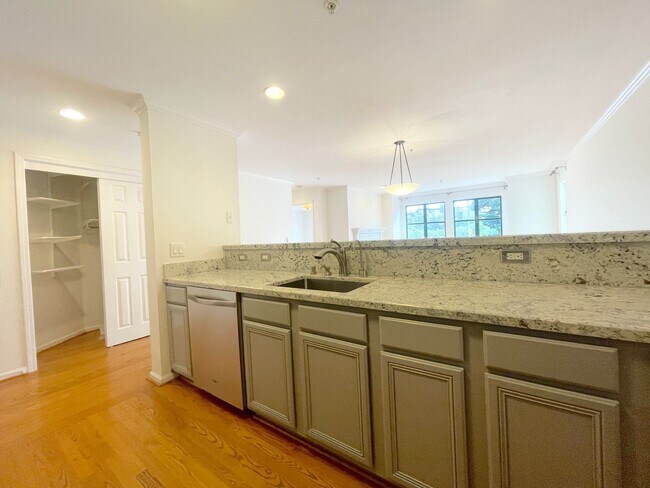 Building Photo - Twin Peaks: Spacious 1 Bed 1 Bath with Gar...