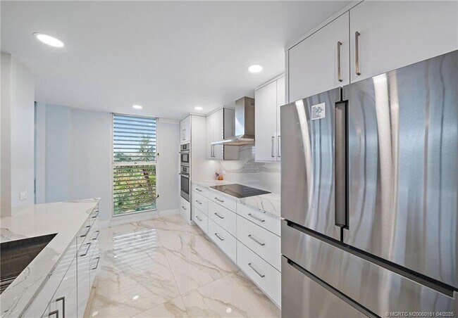 Building Photo - 669 NE Plantation Rd