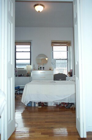 Building Photo - 215 E 10th St
